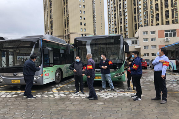 中共鄭州赫喆文化傳播有限公司黨支部開展“疫情防控常態化，為公共交通助力”志愿服務實踐活動